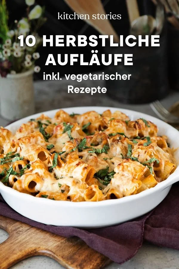 Leckere wärmende Aufläufe für den Herbst auf einem Tisch angerichtet