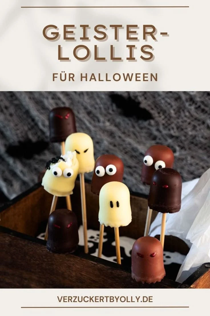 Gruselige Halloween-Snacks mit wenigen Zutaten auf einem Tisch präsentiert.