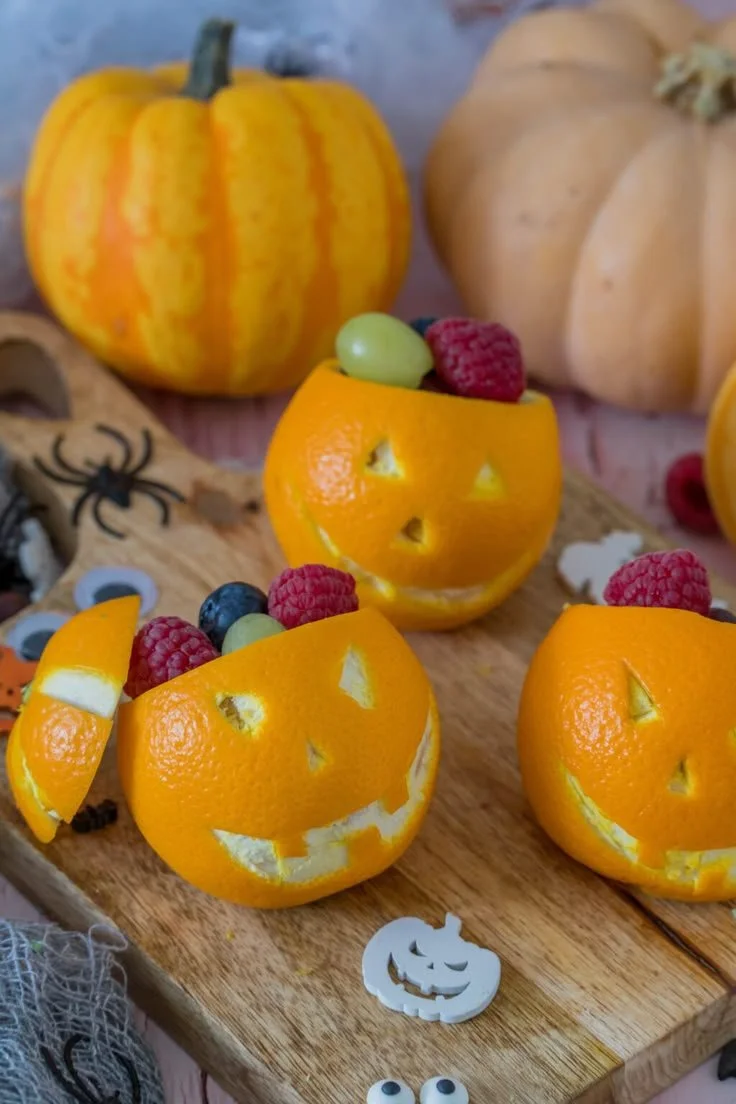Schnelle Halloween Snackideen für Kinder auf einem Tisch dekoriert