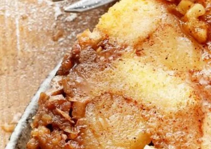 Apfel-Karamell-Kuchen mit Walnüssen auf einem Teller
