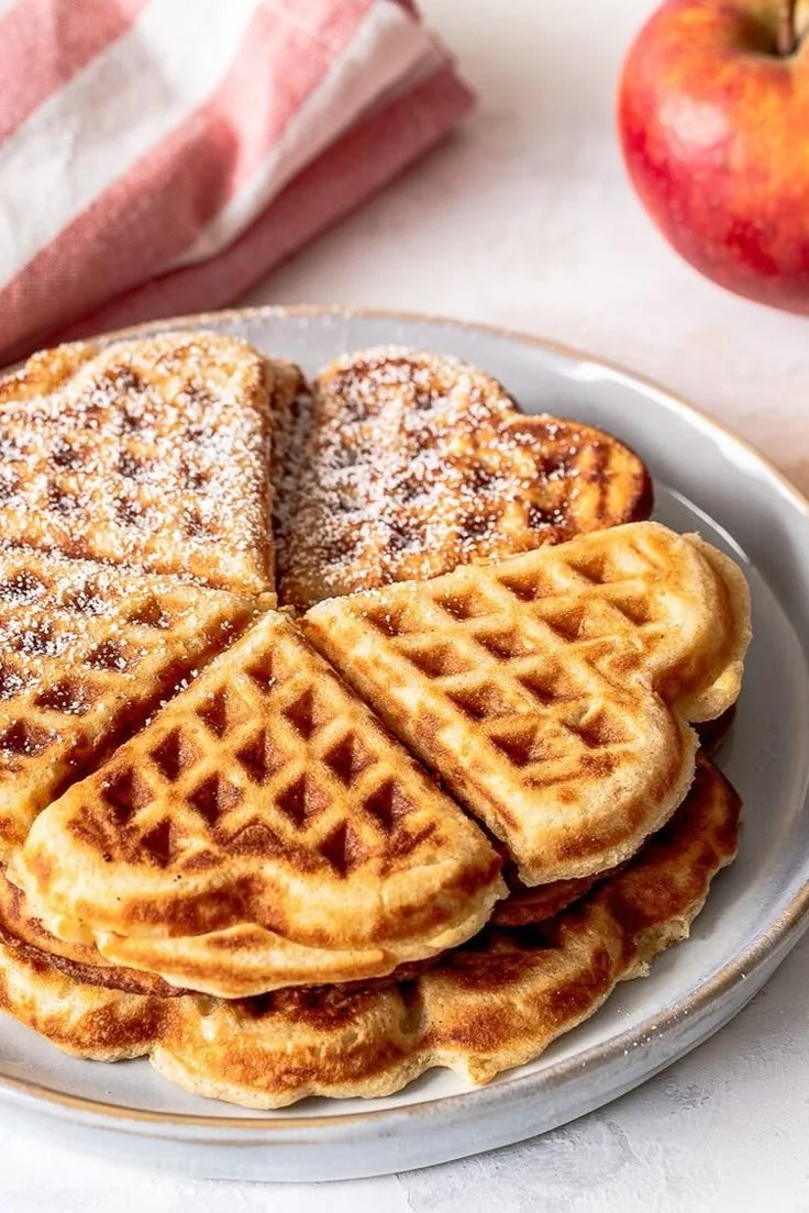 Leckere Apfel-Waffeln mit Zimt und Puderzucker serviert