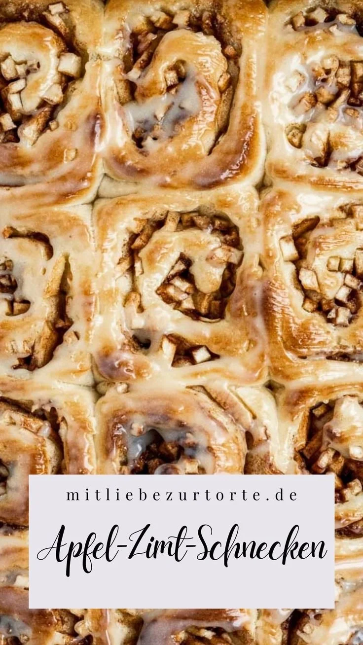 Leckere Apfel-Zimt-Schnecken frisch gebacken auf einem Teller
