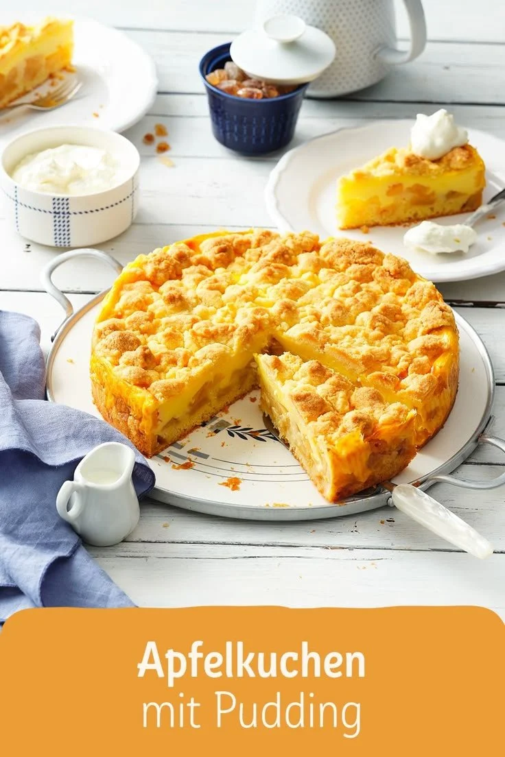 Apfelkuchen mit Pudding auf einem weißen Teller dekoriert
