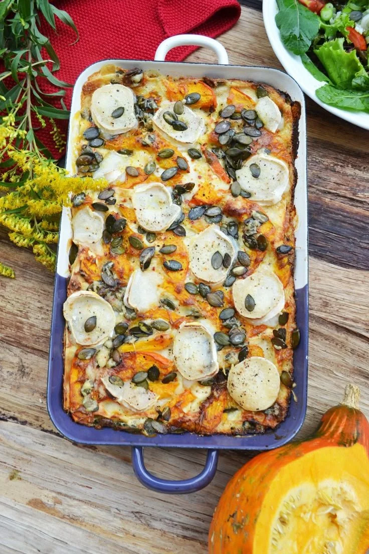 Aromatische Kürbislasagne mit Ziegenkäse aus dem Ofen, perfekt für den Herbst