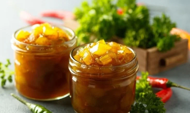 Einmachglas mit eingekochten Birnen nach traditionellem Rezept