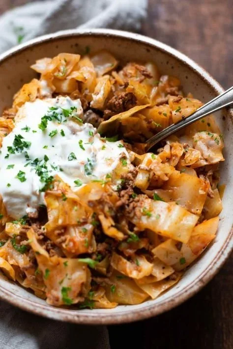 Bombastische Spitzkohl-Hackfleisch-Pfanne mit Rindfleisch und winterlichen Zutaten.