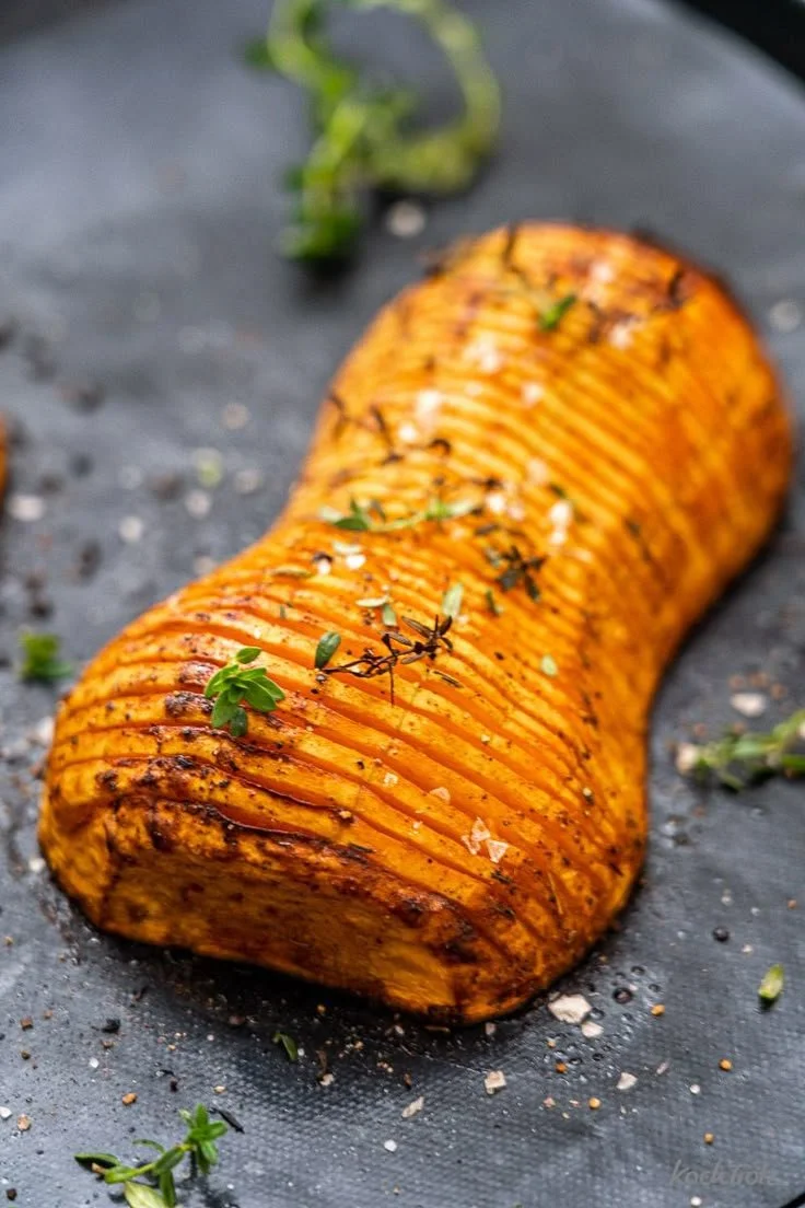 Butternut-Kürbis Hasselback, lecker und ansprechend angerichtet