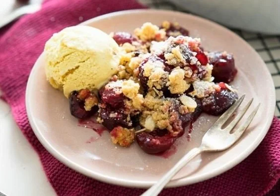 Kirsch Crisp mit Haferflocken-Streuseln frisch gebacken in einer Auflaufform