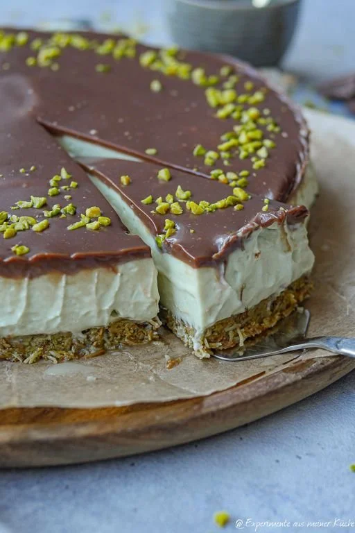 Delizioso Dubai Schokolade Cheesecake mit Schokoladenglasur und Kakaopulver