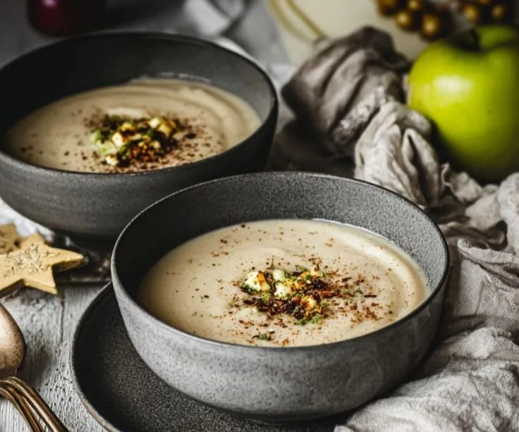 Einfache und schnelle Maronensuppe mit Apfel in einer Schüssel serviert.