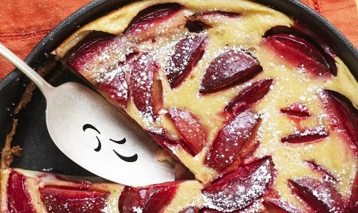Französischer Pflaumenkuchen mit frischen Pflaumen und knusprigem Teig