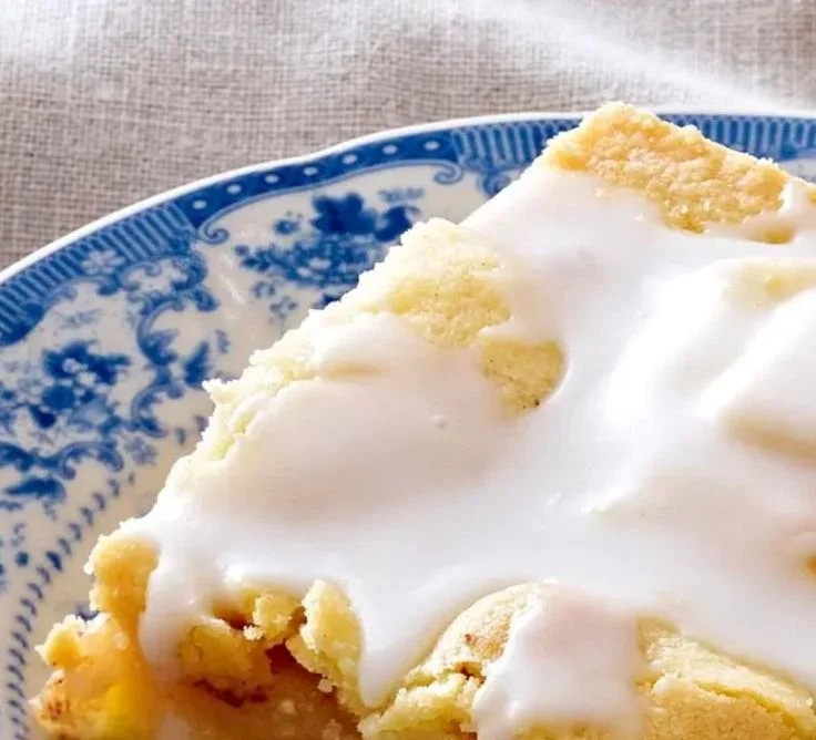 Gedeckter Apfel-Blechkuchen mit frisch gebackenen Äpfeln und Teig