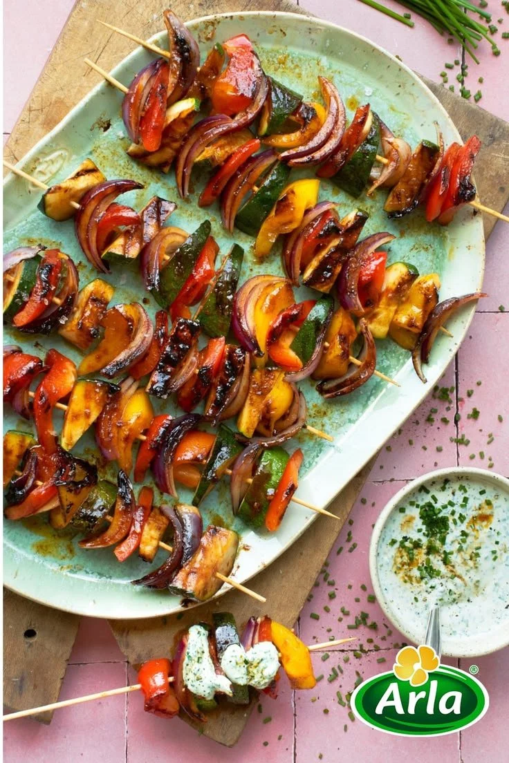 Bunte Gemüsespieße mit frischem Gemüse auf einem Grill