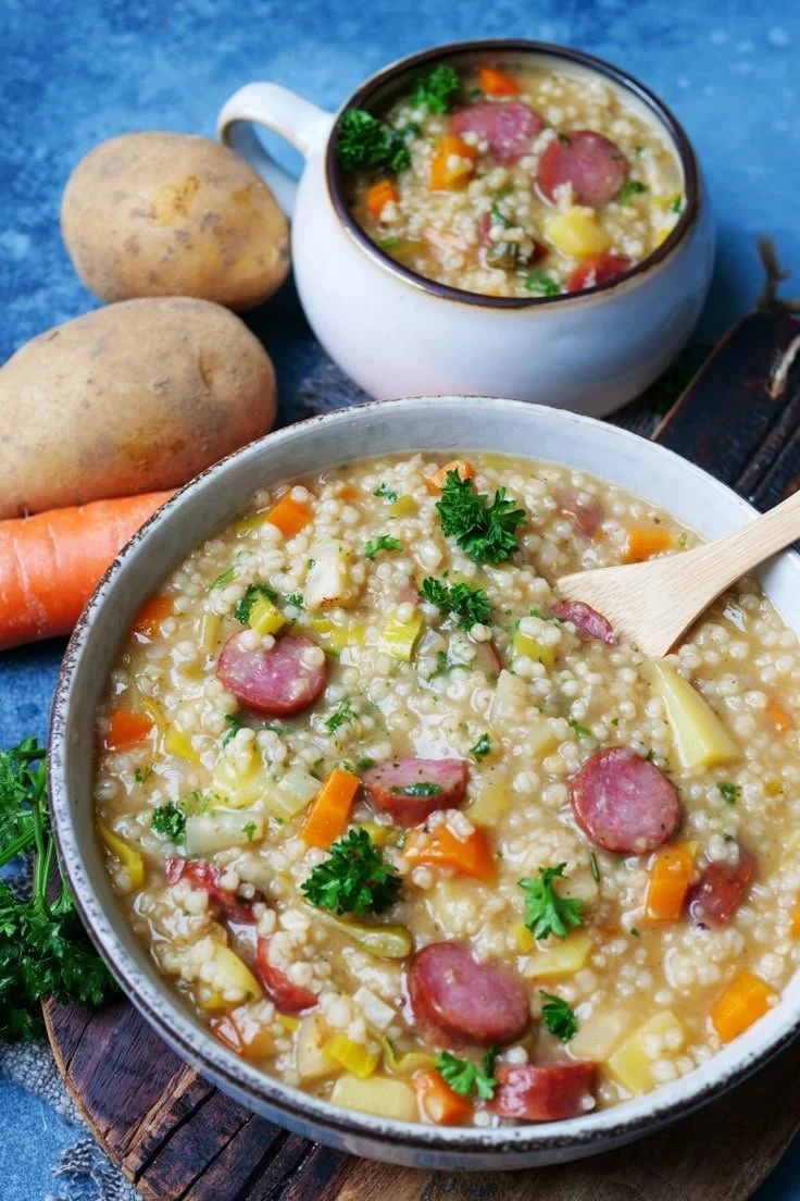 Graupensuppe wie von Oma in einer Schüssel angerichtet