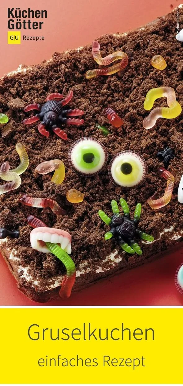 Ein Halloween Gruselkuchen mit gruseligen Dekorationen und Kürbisdesign.