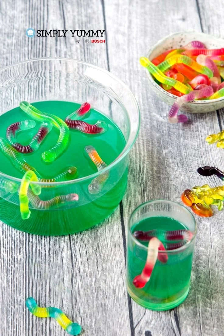 Halloween Wackelpudding Würmer in einem festlichen Dessert