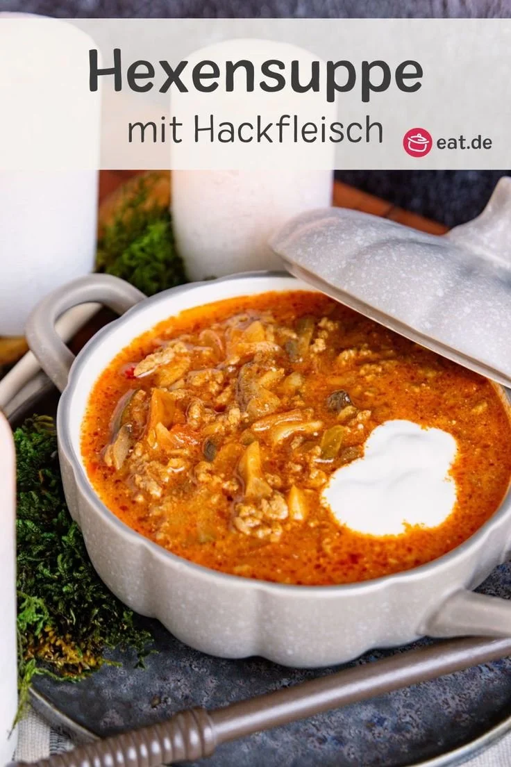 Schüssel mit Hexensuppe, einem traditionellen und aromatischen Rezept.