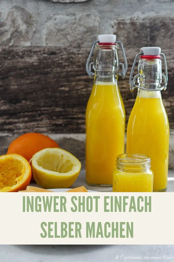 Selbstgemachter Ingwer Shot in einem Glas auf einem Holzuntergrund