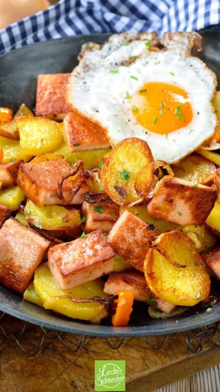 Kartoffel-Leberkäse-Pfanne mit frischen Zutaten zubereitet.