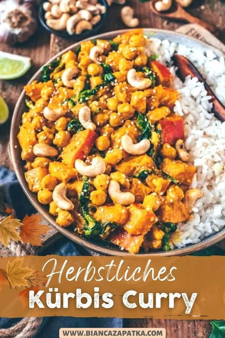 Veganer Kübis-Kichererbsen-Curry auf einem Teller mit frischen Zutaten