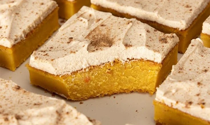 Kürbiskuchen im Chai Latte Stil auf einem rustikalen Tisch serviert