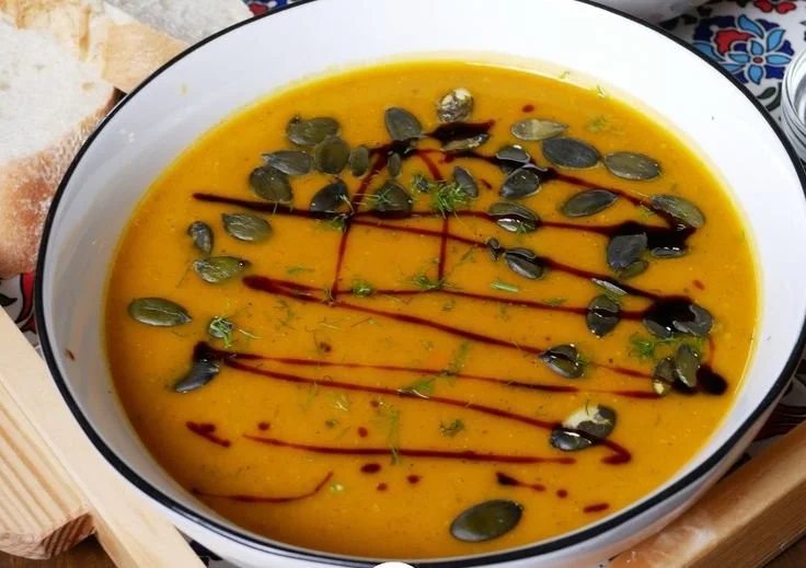 Leckere Kürbissuppe mit Kokosmilch, Orange und Ingwer aus Shibas Kitchen