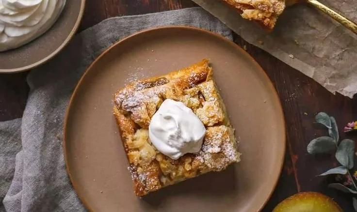Landfrauen Apfelkuchen vom Blech mit saftigen Äpfeln und knusprigem Teig