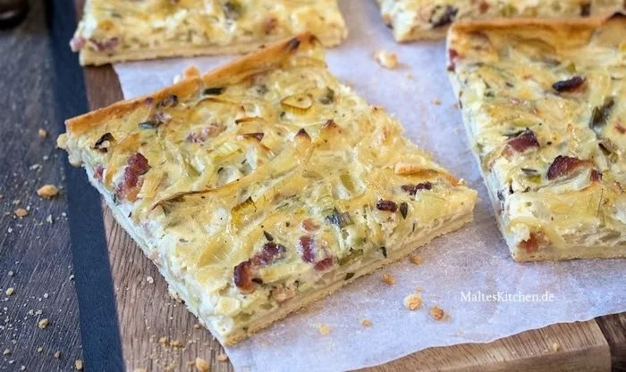 Leckerer Zwiebelkuchen vom Blech mit frischen Frühlingszwiebeln