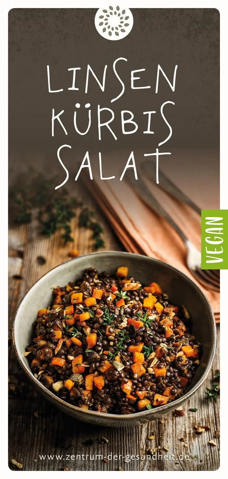 Bunt angerichteter Linsen-Kürbis-Salat mit frischem Gemüse und Kräutern
