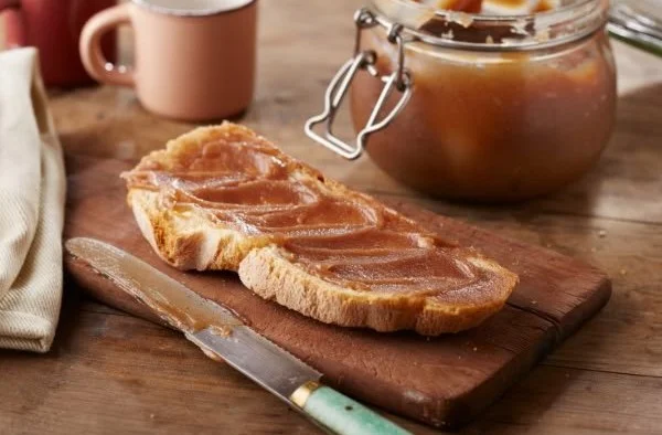 Hausgemachte Maronencreme in einer Schüssel, serviert mit frischem Brot.