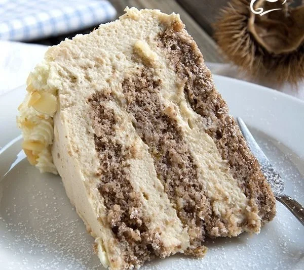 Leckere Maronentorte mit Schokolade und Kastanien, perfekt für Festlichkeiten.