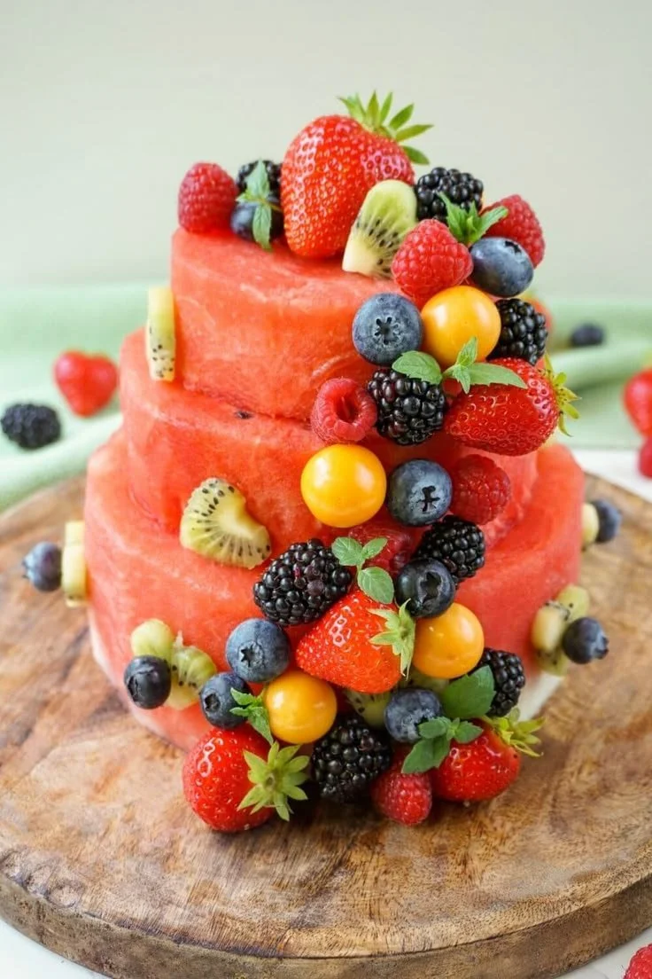 Bunte Melonentorte als sommerliches Dessert für Kindergeburtstage