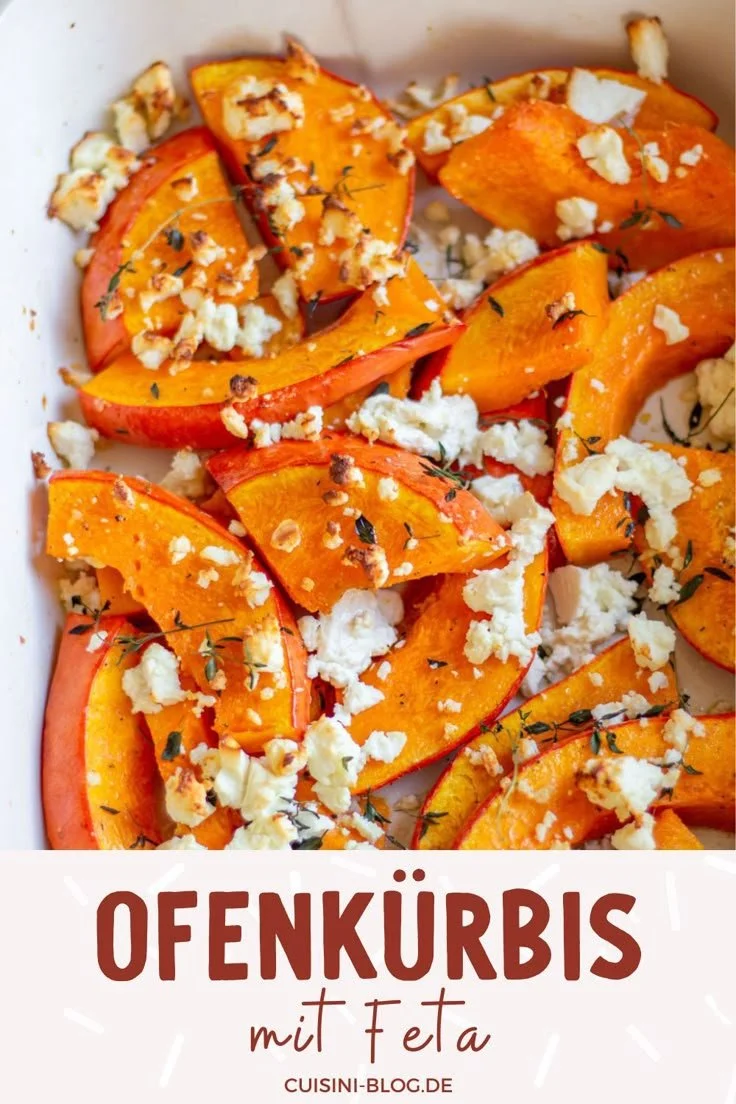 Ofenkürbis mit Feta auf einem Teller, dekoriert mit frischen Kräutern.