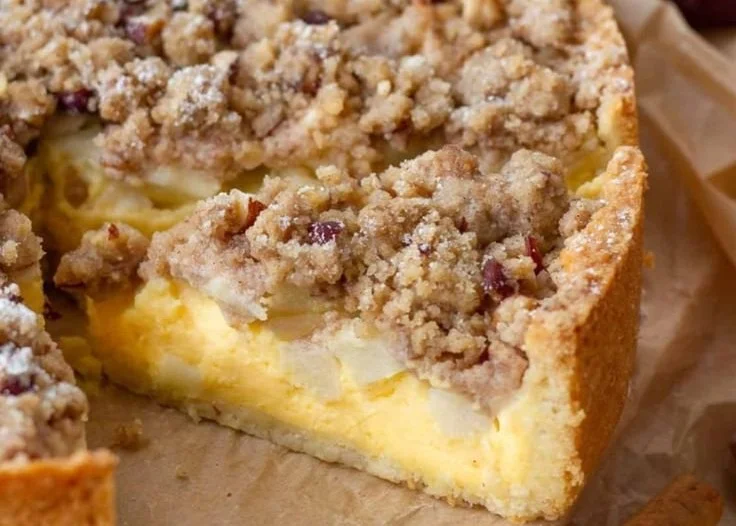 Omas Apfelkuchen mit Pudding und Streusel, frisch gebacken auf einem Kuchenteller.