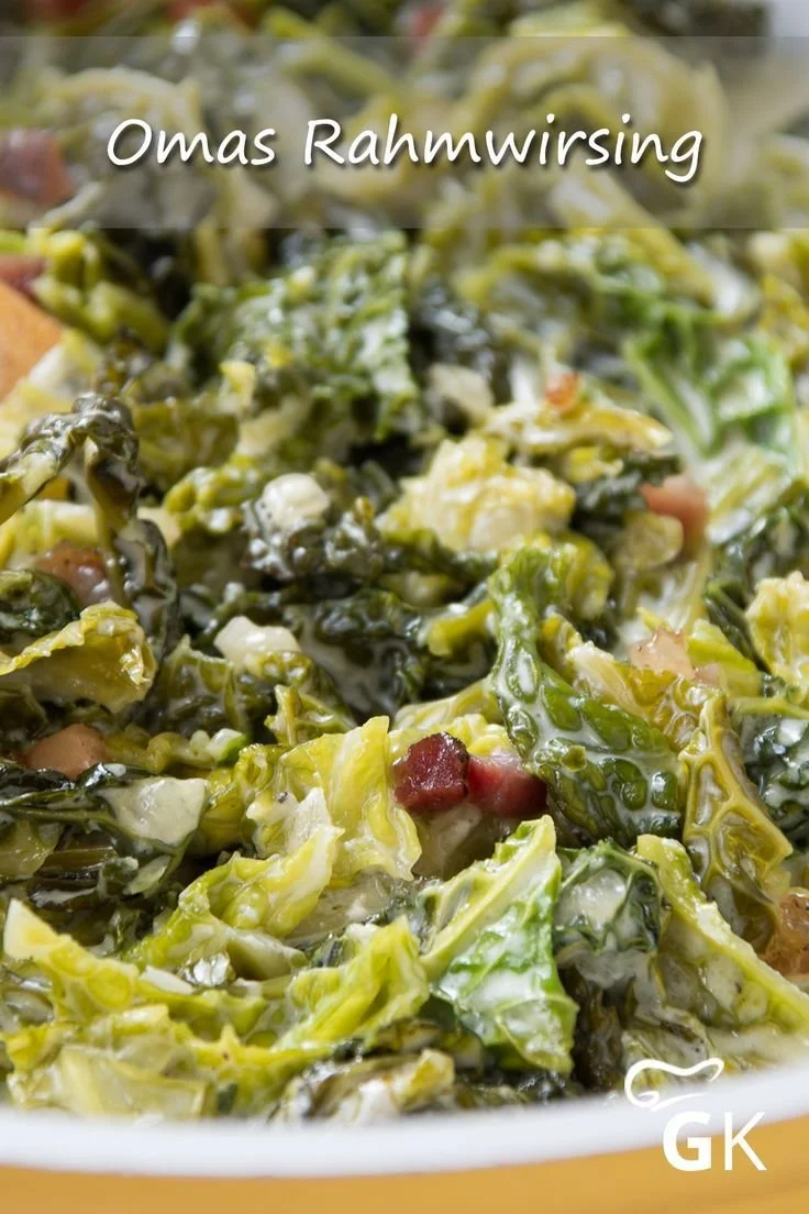 Köstliches Rahmwirsing nach Omas Rezept, serviert in einer schönen Schale.