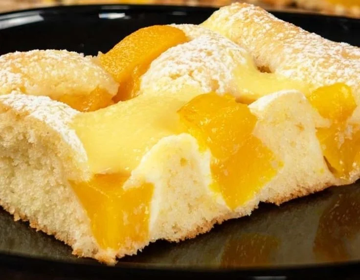 Pfirsichkuchen mit Quark, schnell und saftig, frisch aus dem Ofen