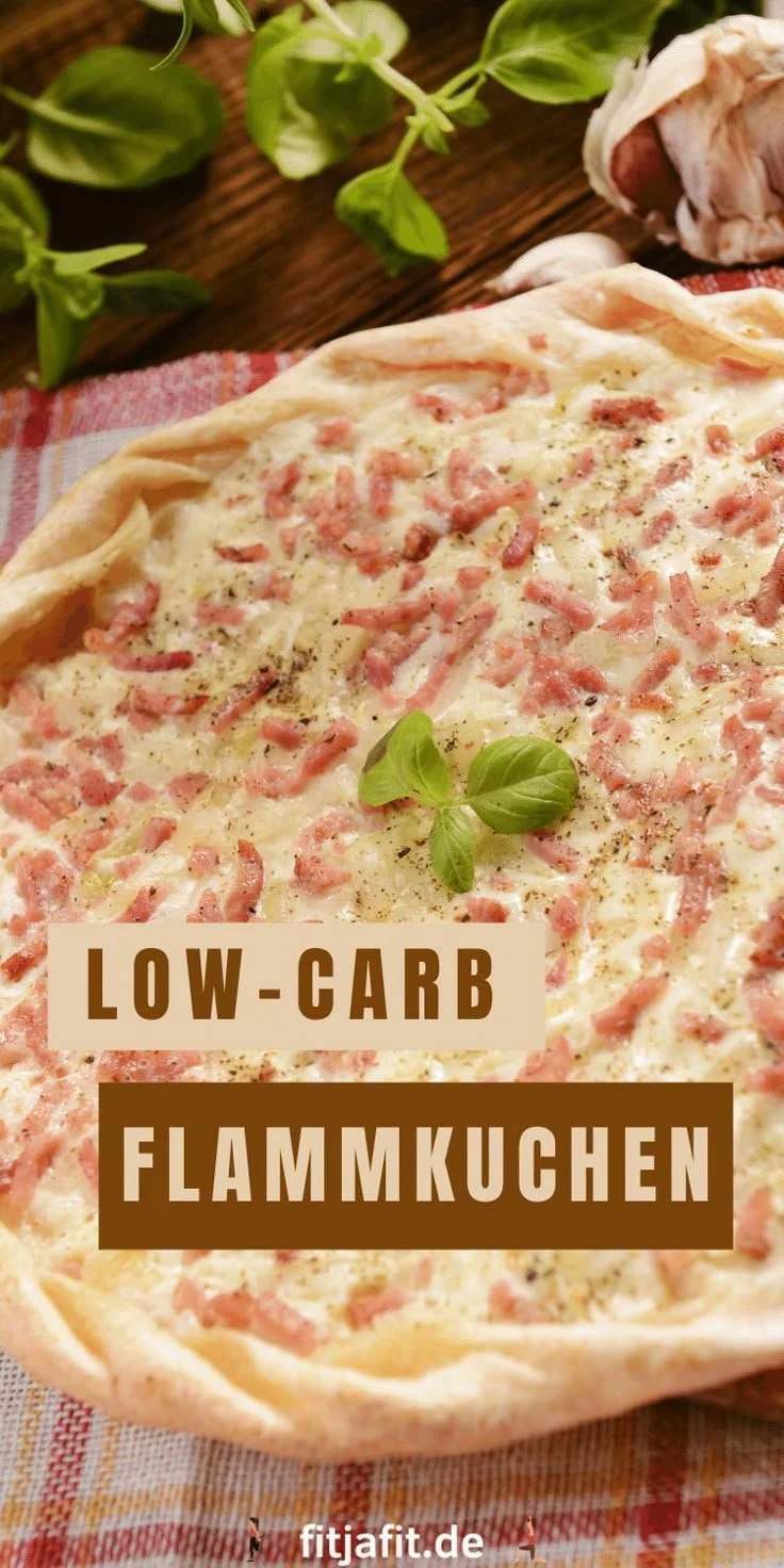 Leckerer Low Carb Flammkuchen mit frischen Zutaten und niedrigem Kohlenhydratanteil.