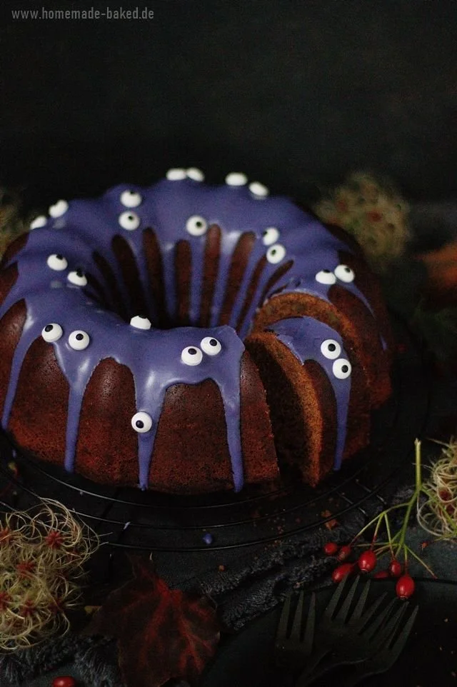 Monster-Gugelhupf zu Halloween - Rotweingugelhupf mit Zuckerguss