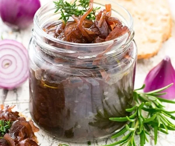 Rezept für Zwiebelmarmelade mit roten Zwiebeln und Balsamico auf einem Teller