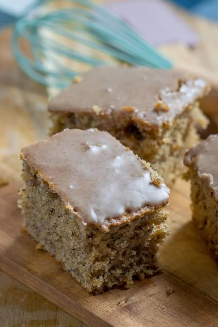 Saftiger Nusskuchen mit Zimtglasur auf einem weißen Teller
