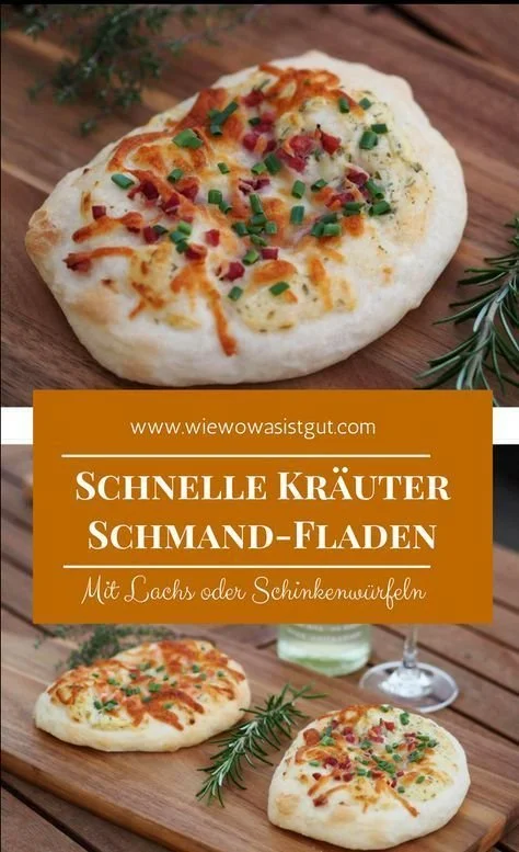 Schmand-Fladen mit Lachs und Schinken auf einem Holzbrett angerichtet