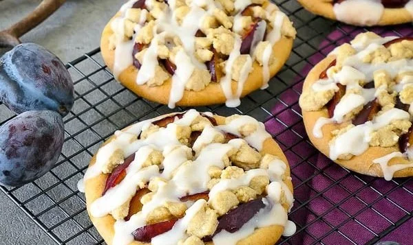Leckere Streuseltaler mit Zwetschgen, schnell und ohne Hefe gebacken.