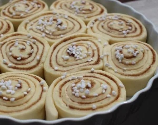 Leckere schwedische Zimtschnecken frisch gebacken auf einem Teller