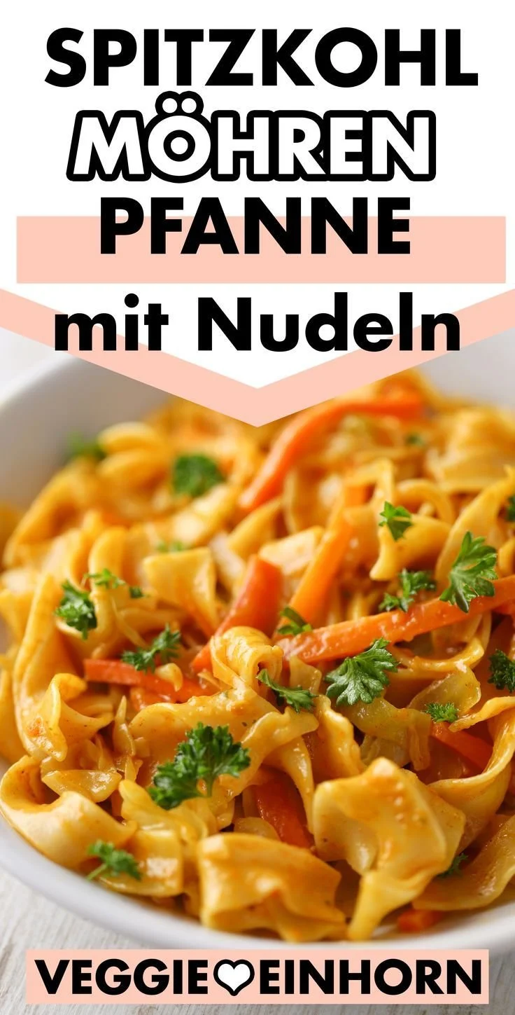 Vegane Spitzkohl Pfanne mit Möhren und Nudeln auf einem Teller serviert