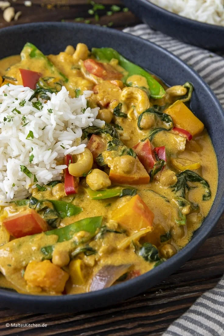 Vegetarisches Curry mit Spinat, Kürbis und Kokosmilch in einer Schüssel