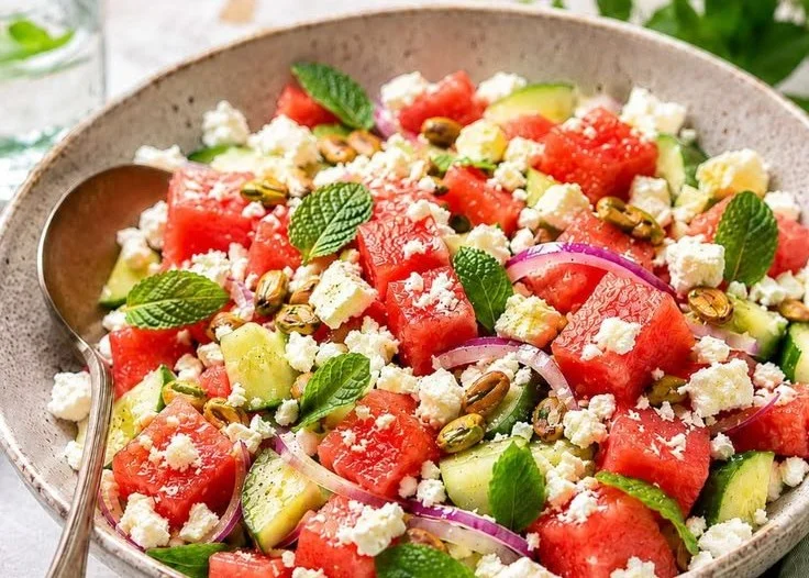 Wassermelonen-Feta-Salat mit frischen Zutaten auf einem weißen Teller