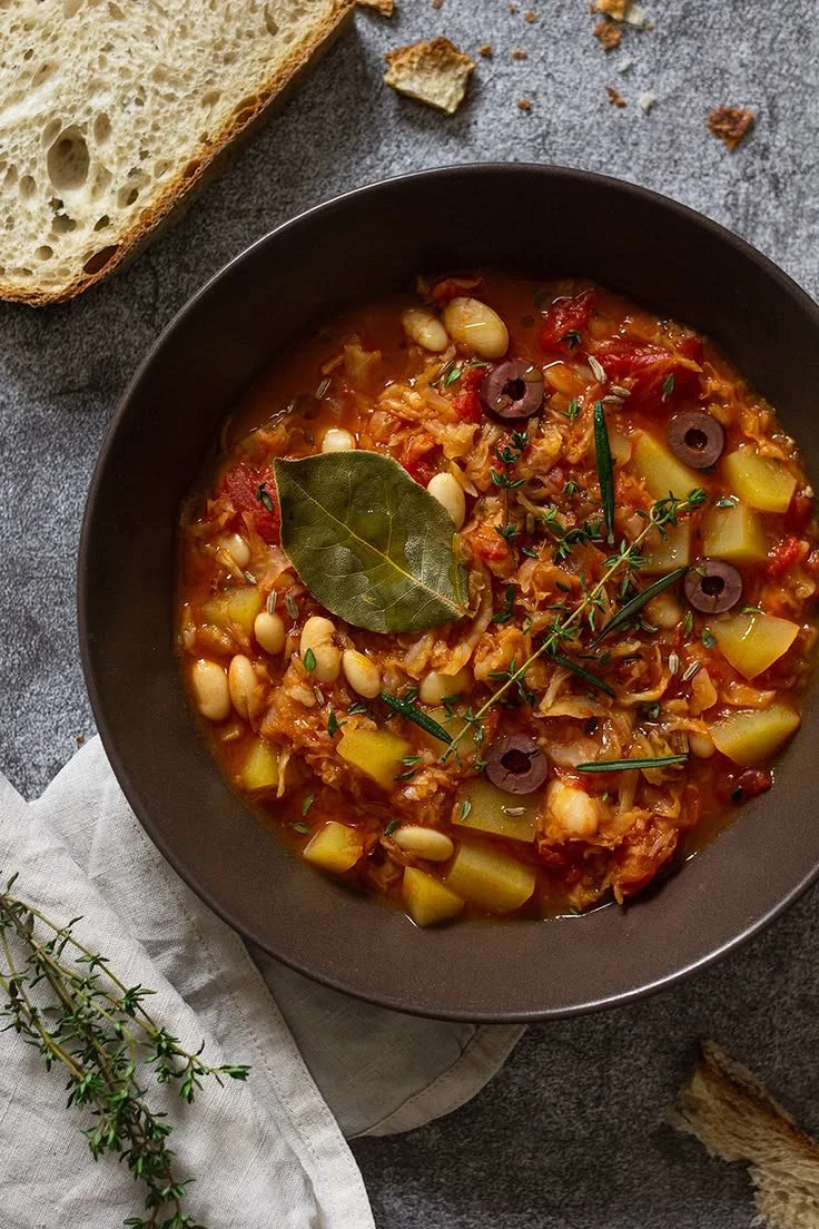 Veganer Wirsing-Bohnen-Eintopf mit frischem Gemüse in einer Schüssel