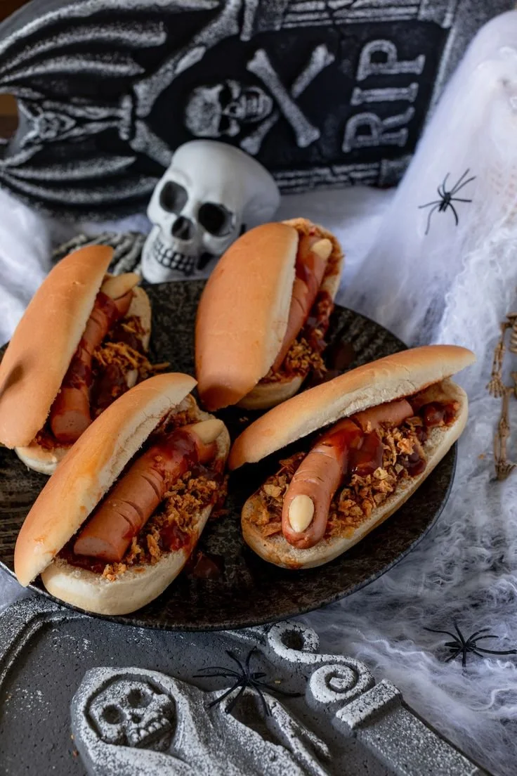 Halloween Würstel im Hot Dog Brötchen, abgehackte Finger als gruselige Snack-Idee