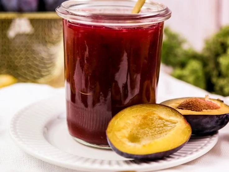 Hausgemachte Zwetschgenmarmelade mit Zimt und Vanille in einem Glas.
